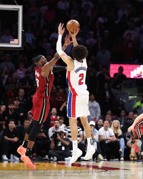 坎宁安单节4中1得到4分,前三节11中2得到12分10助攻2抢断 坎宁安单节4中1得到4分,前三节11中2得到12分10助攻2抢断